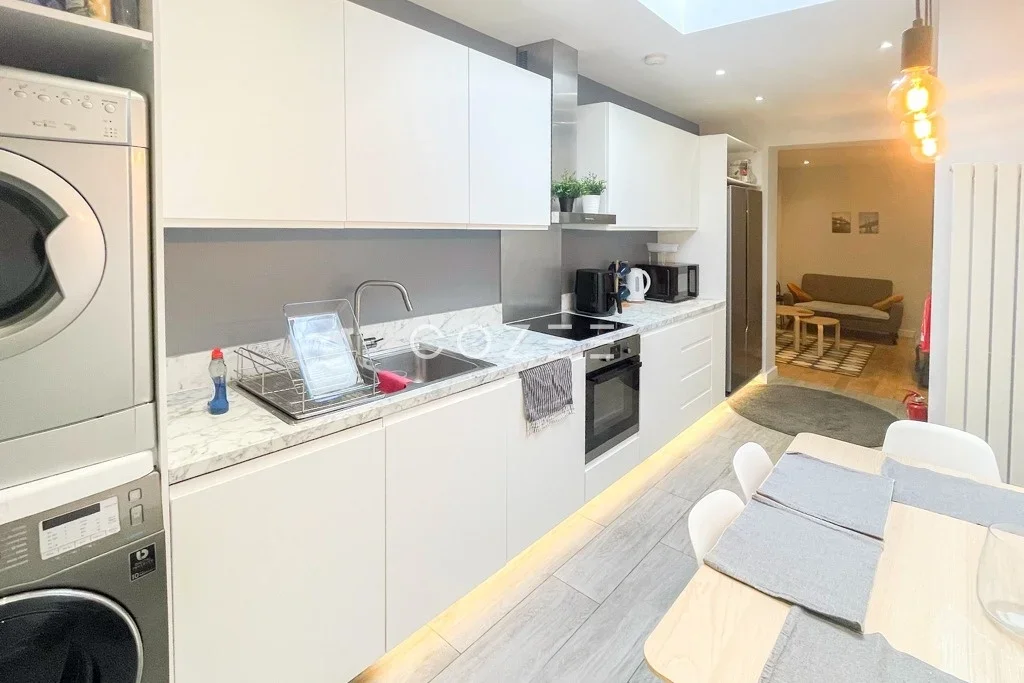 Room Downhills Way in Greater London