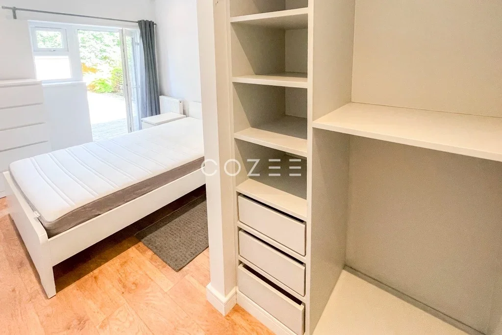 Room Downhills Way in Greater London