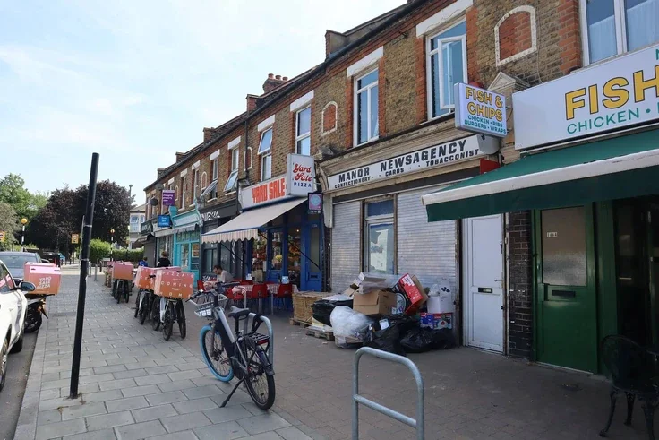 Flat Manor Lane in Greater London