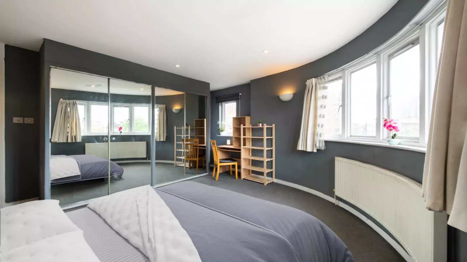Room King's Road in Greater London