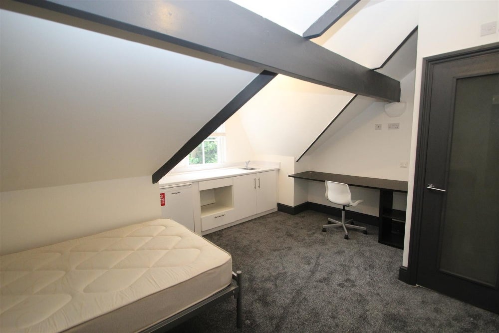 Flat Hallewell Road in Birmingham
