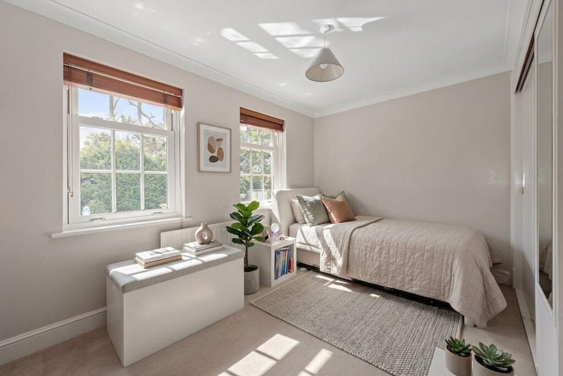 Room Summerswood Close in Greater London
