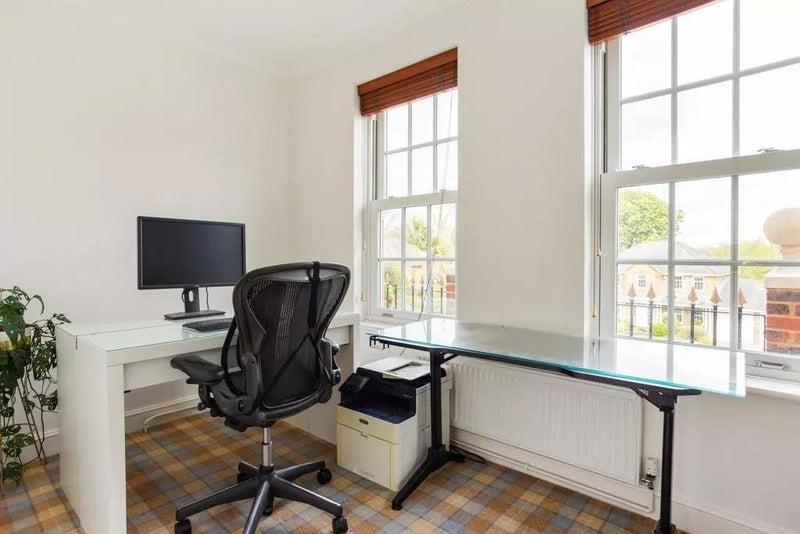 Room Summerswood Close in Greater London
