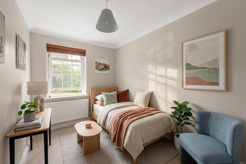 Room Summerswood Close in Greater London