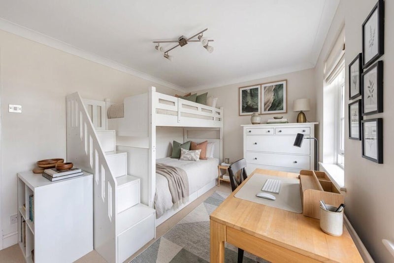 Room Summerswood Close in Greater London
