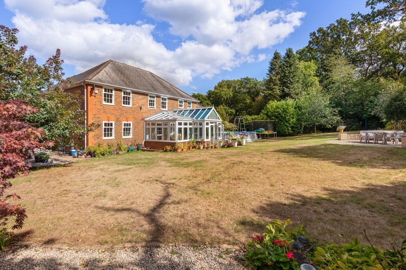 Room Summerswood Close in Greater London