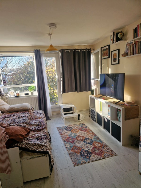 Flat Carnoustie Drive in Greater London