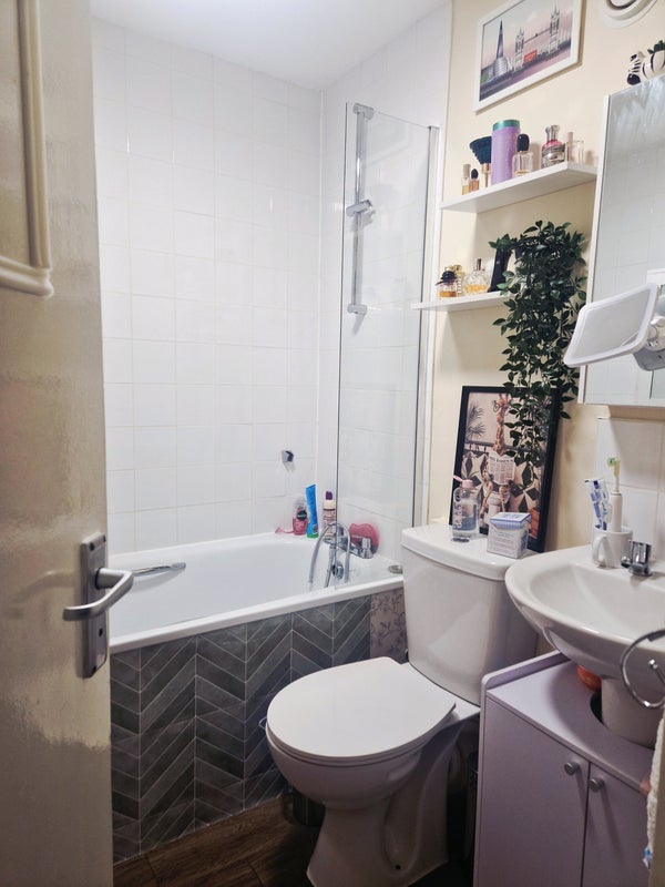 Flat Carnoustie Drive in Greater London