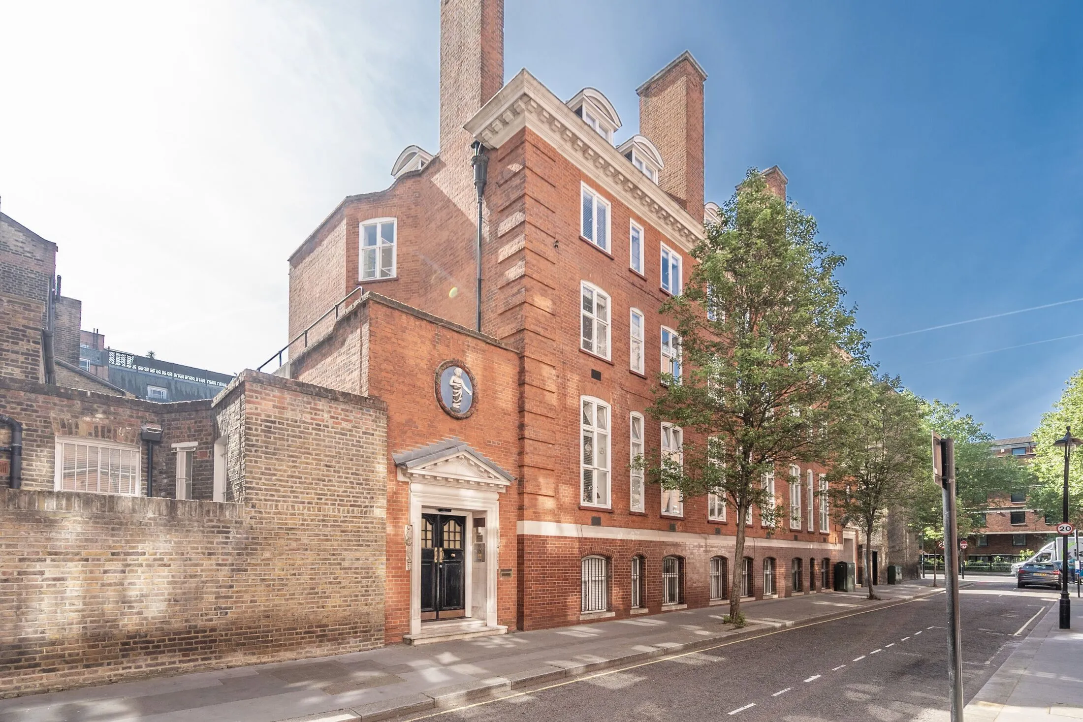Flat Vauxhall Bridge Road in City of Westminster