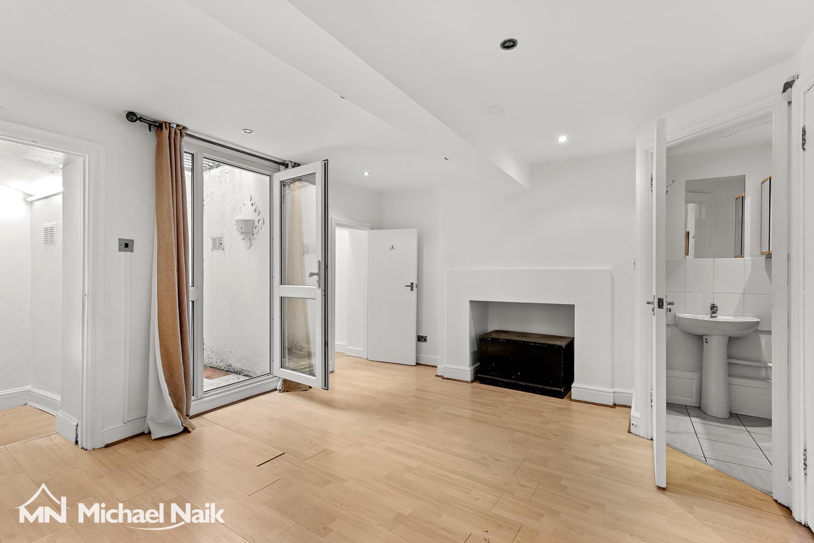 Flat Palatine Road in Greater London