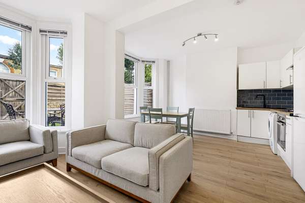 House Falcon Grove in Greater London