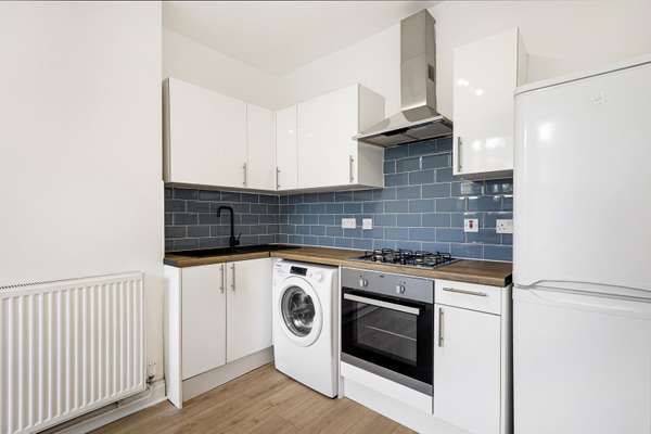 House Falcon Grove in Greater London