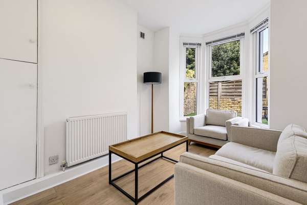 House Falcon Grove in Greater London