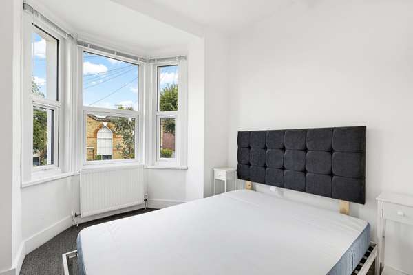 House Falcon Grove in Greater London