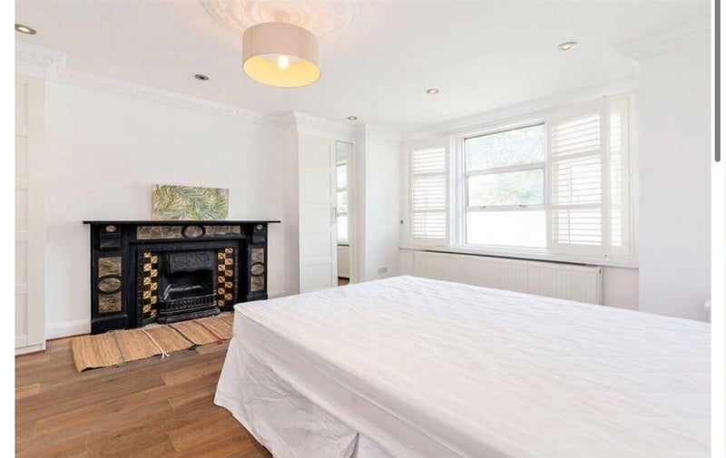 Flat Little Ealing Lane in Greater London
