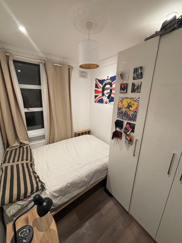 Flat Little Ealing Lane in Greater London