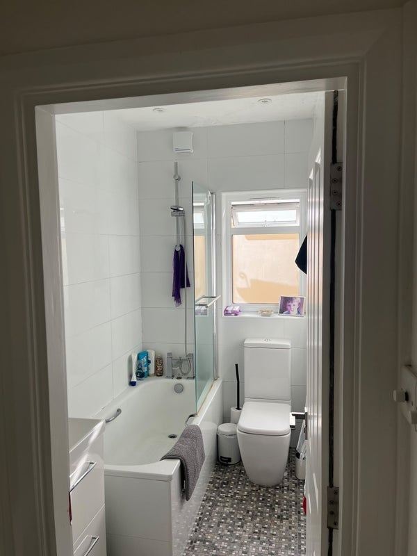 Flat Little Ealing Lane in Greater London