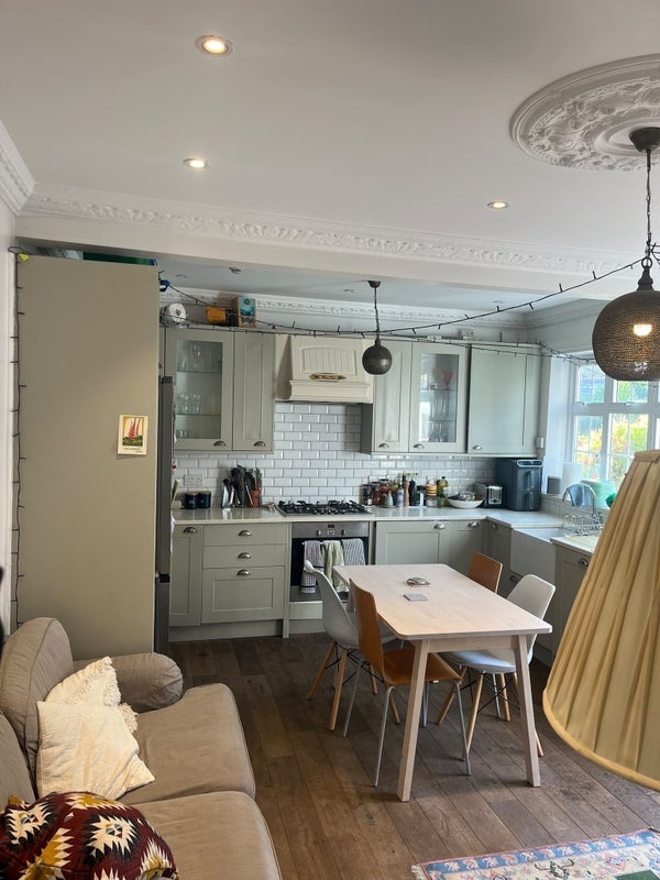 Flat Little Ealing Lane in Greater London