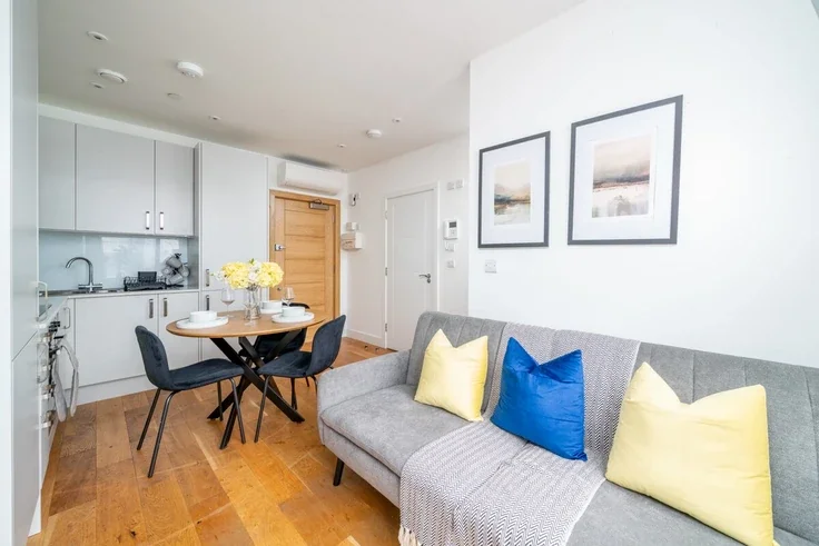 Flat Victoria Road in Greater London