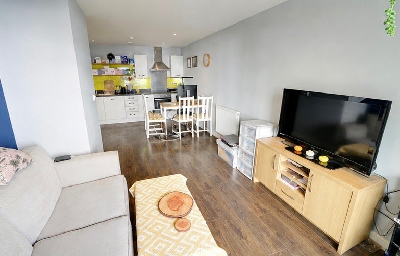 Flat Crown Drive in Greater London