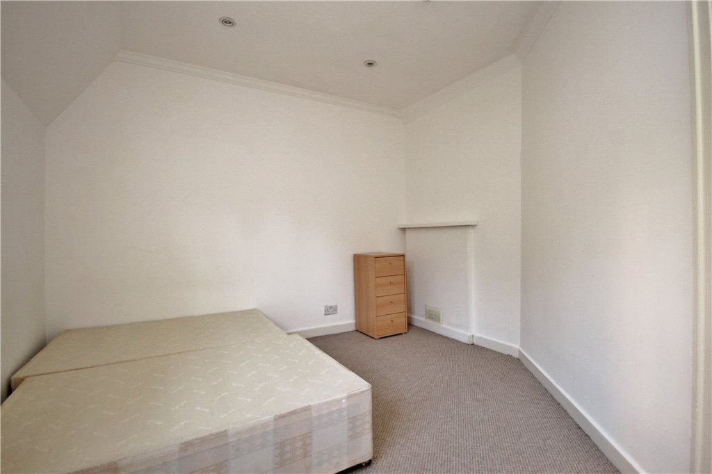 Flat Portsmouth Road in Guildford