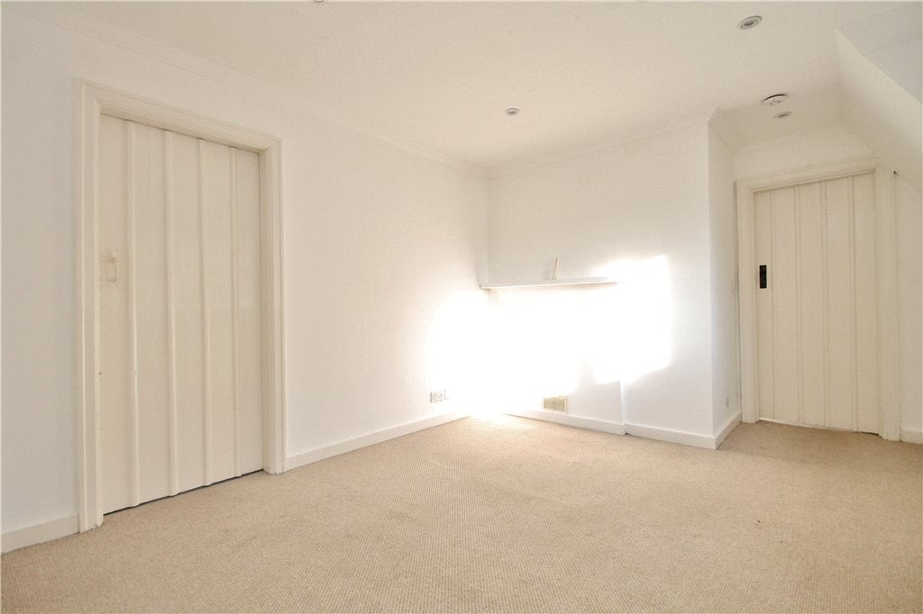 Flat Portsmouth Road in Guildford