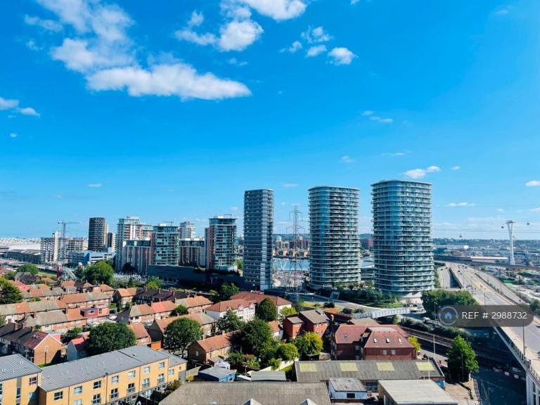 Flat Hoy Street in Greater London