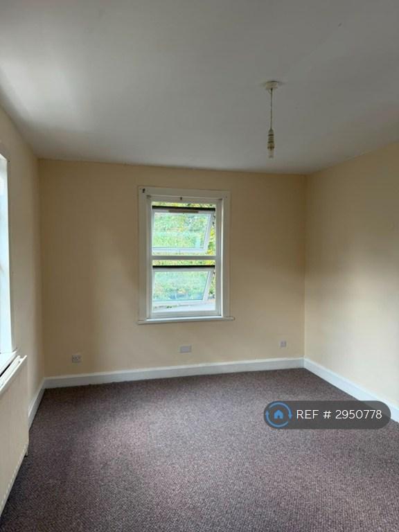 Flat Grange Road in Greater London
