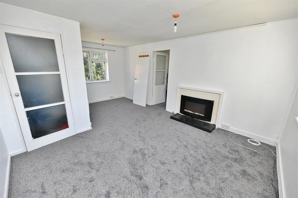 Room Falmouth Avenue in London