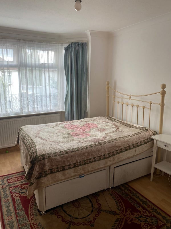 Room Salt Hill Avenue in Slough