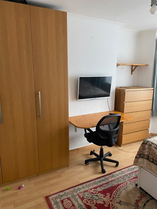 Room Salt Hill Avenue in Slough