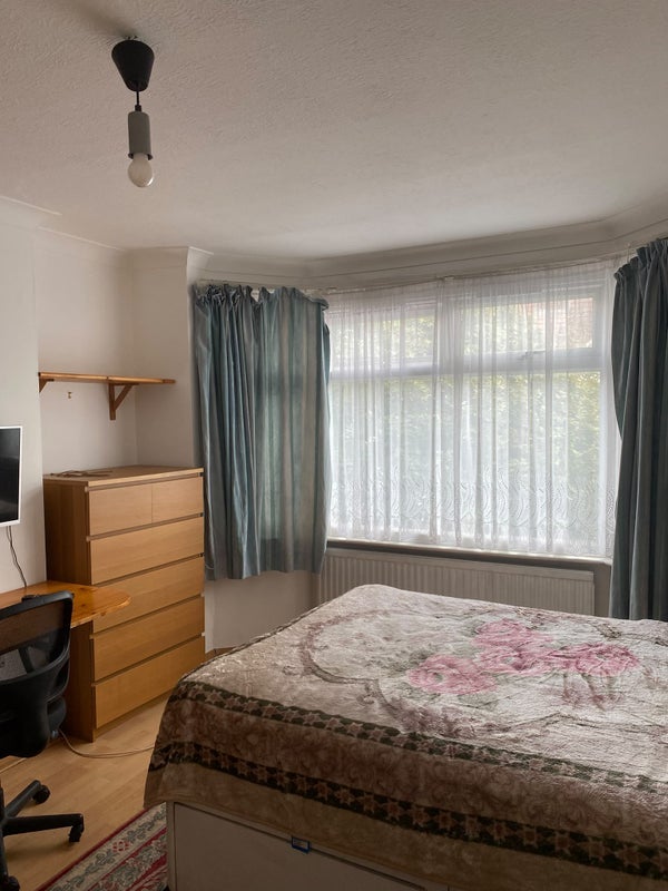 Room Salt Hill Avenue in Slough