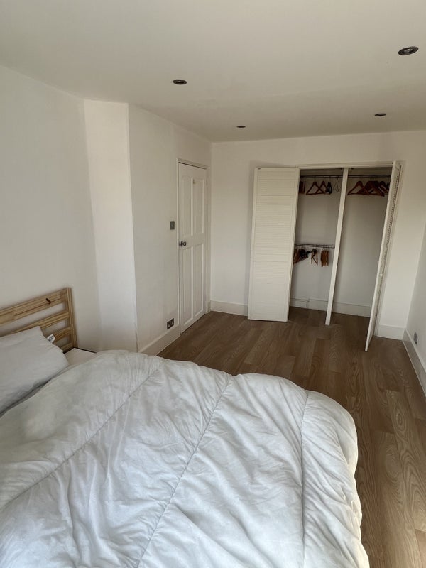 Flat Heathfield Road in Greater London