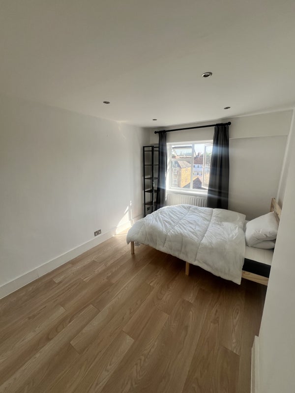 Flat Heathfield Road in Greater London