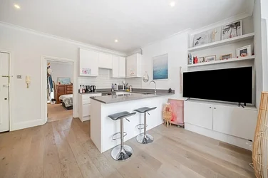 Flat Cheriton Square in Greater London
