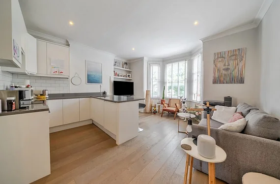 Flat Cheriton Square in Greater London