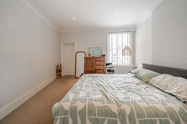 Flat Cheriton Square in Greater London
