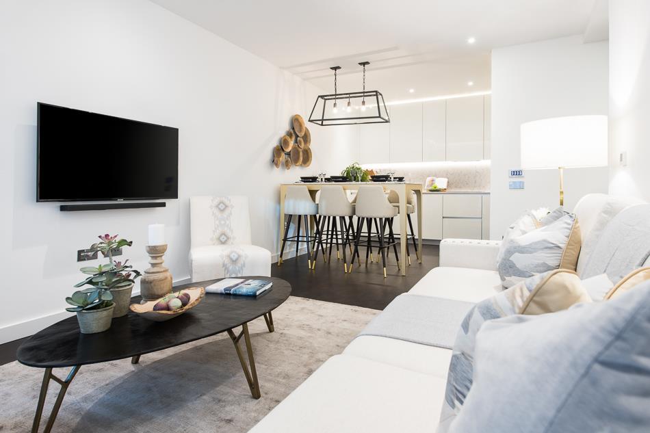 Flat Ponton Road in Greater London