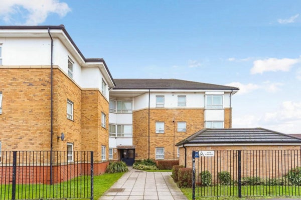Flat Goresbrook Road in London