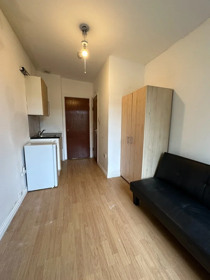 Flat Ilex Road in Greater London