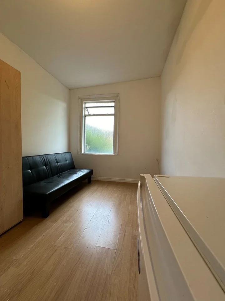Flat Ilex Road in Greater London
