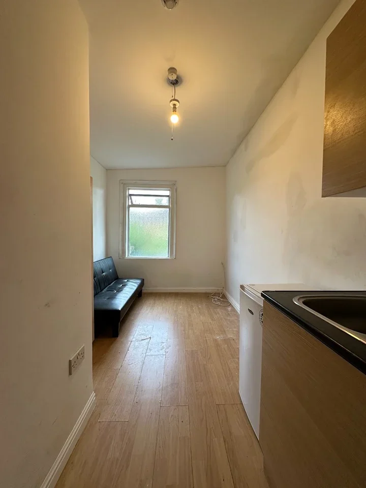 Flat Ilex Road in Greater London