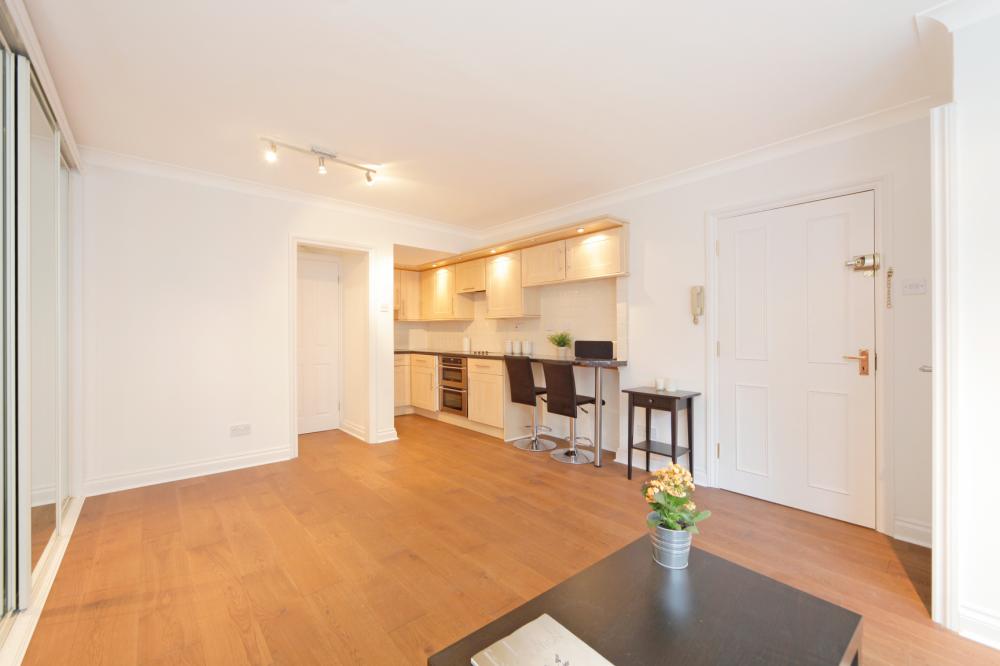 Flat Hatherley Grove in City of Westminster