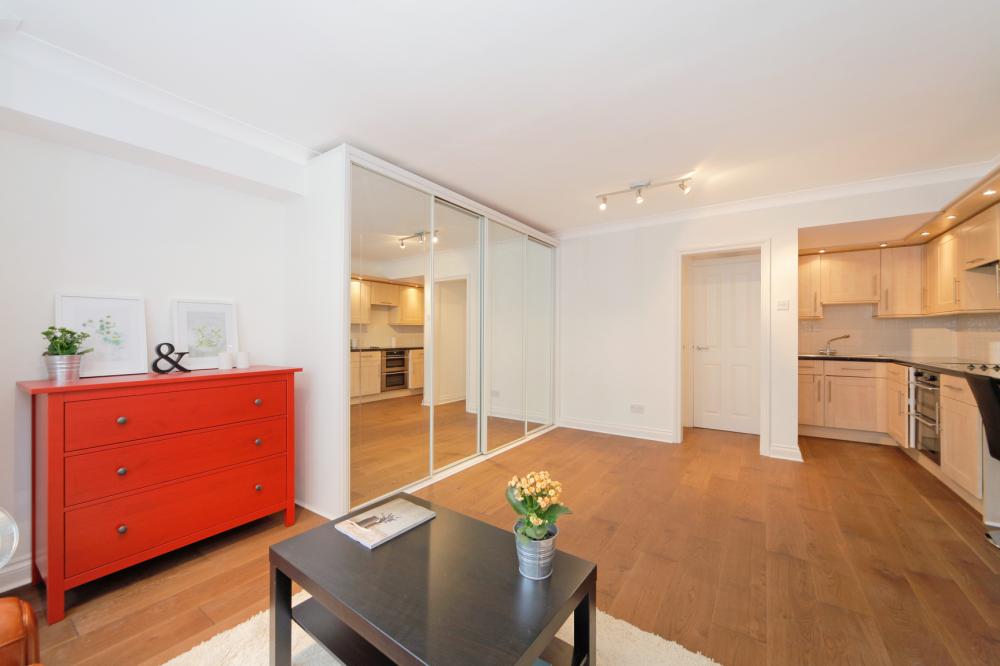 Flat Hatherley Grove in City of Westminster