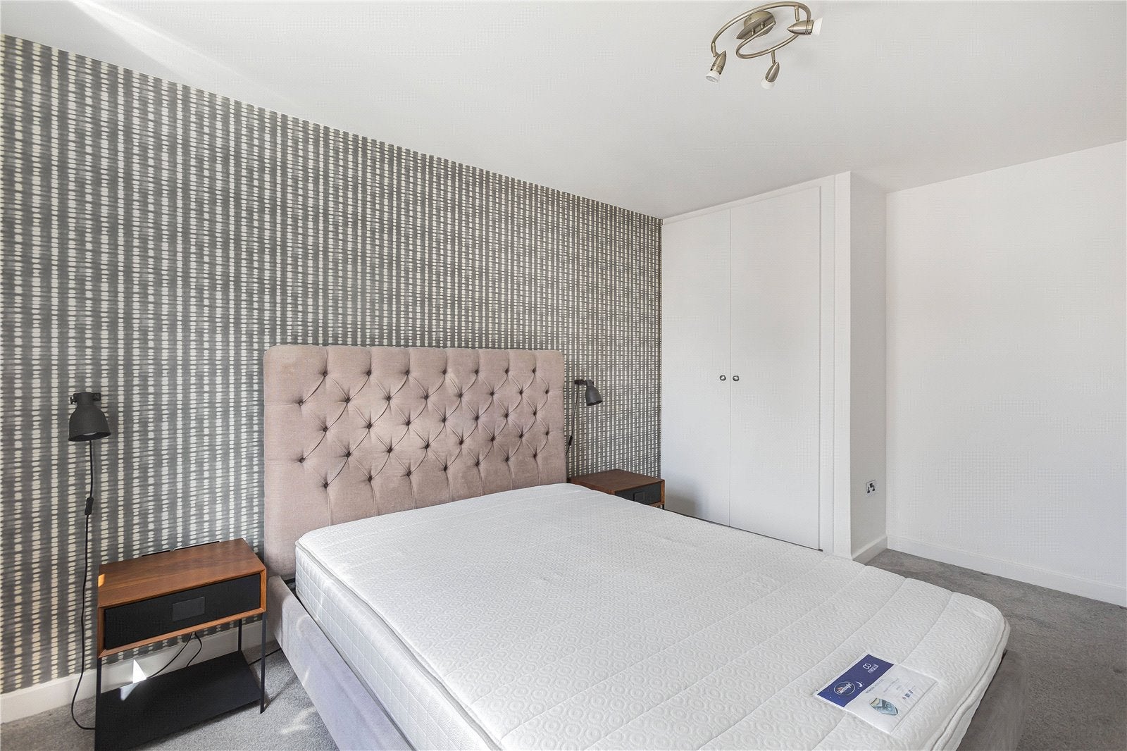 Flat Enfield Road in Greater London