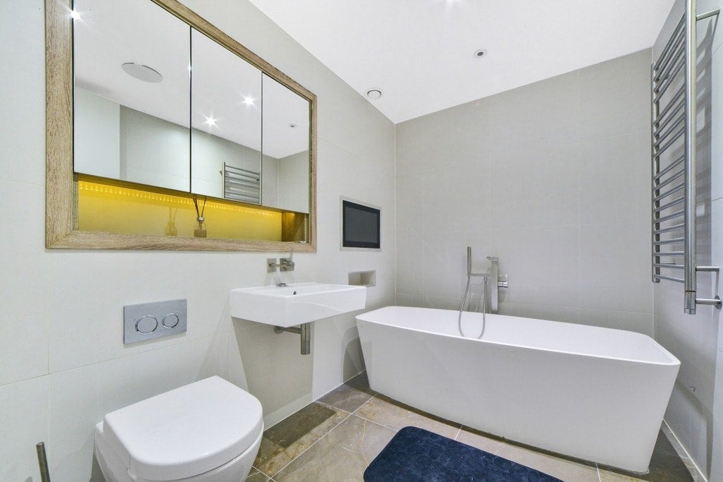 Flat Bridle Mews in Greater London