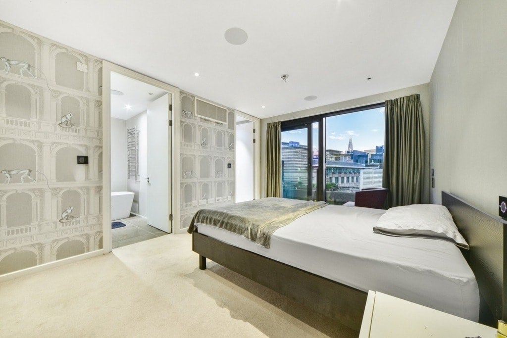 Flat Bridle Mews in Greater London