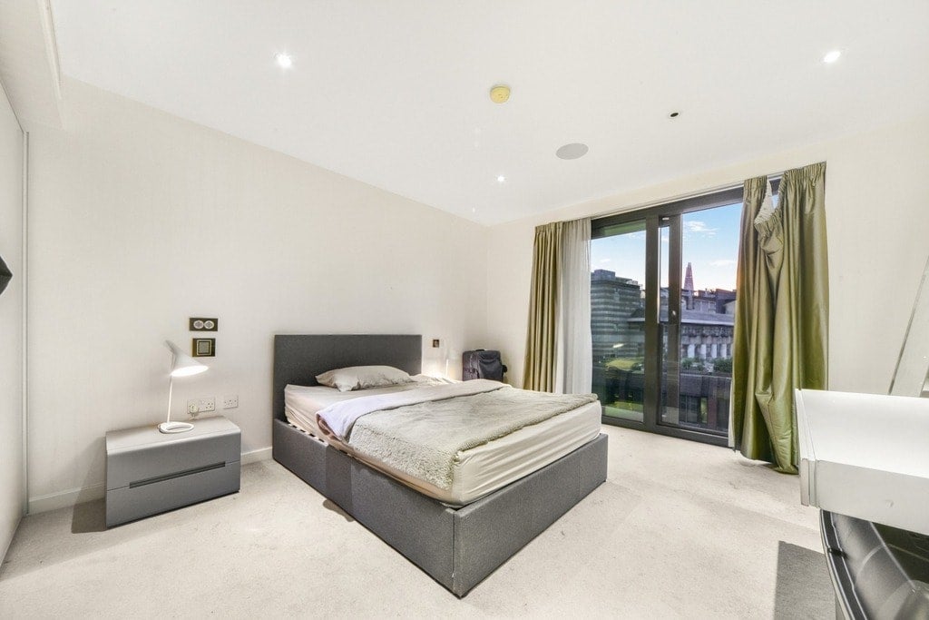 Flat Bridle Mews in Greater London