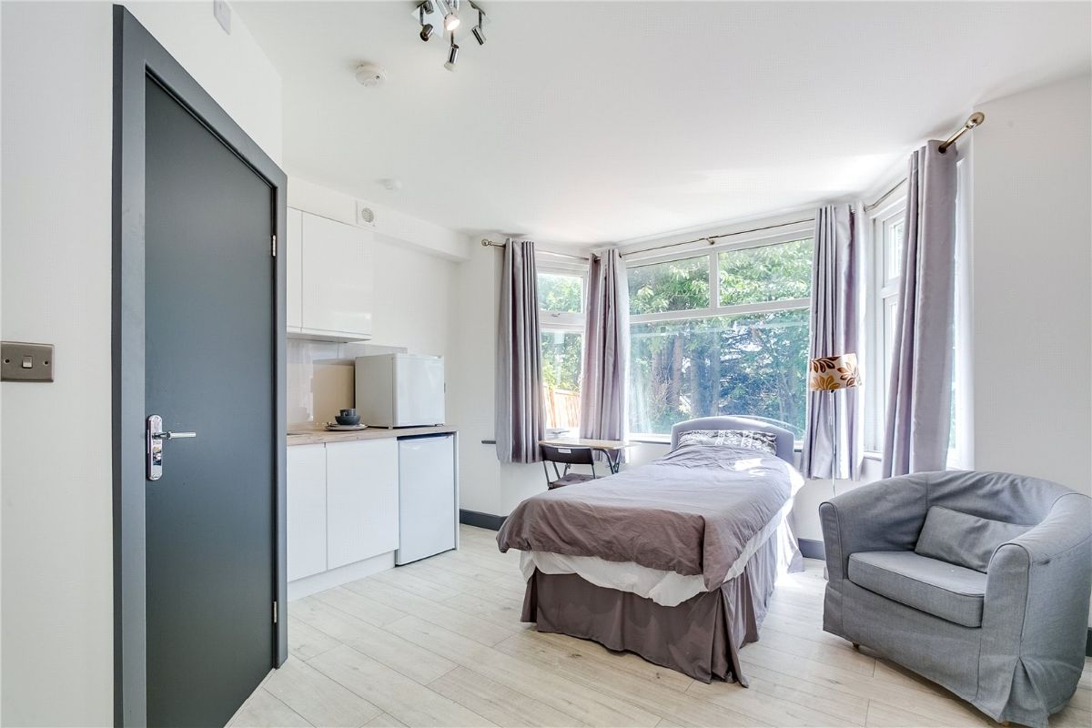 Room Dollis Hill Lane in Greater London