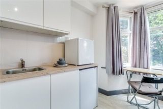 Room Dollis Hill Lane in Greater London